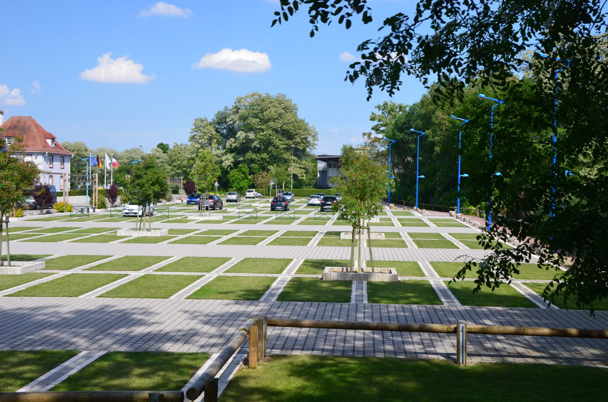 Un parking engazonné réalisé par ECOVEGETAL 