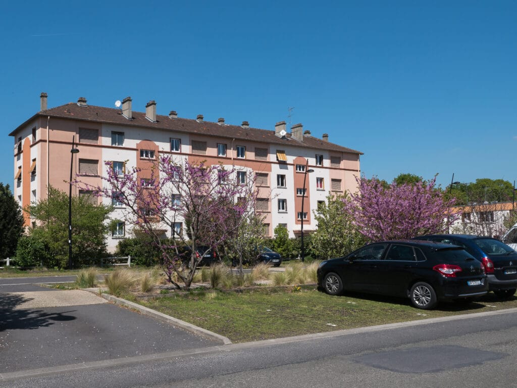 parking perméable végétal du centre ville de Le mesnil le roi - photo prise en 2016