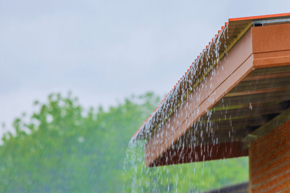 pluie qui ruisselle d'un toit - rétention d'eau en toiture