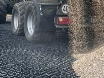 Dalle ECOVEGETAL E 80 pl perméable renforcée pour voie pompier et trafic intensif remplie par des cailloux