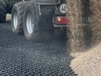 Dalle ECOVEGETAL E 80 pl perméable renforcée pour voie pompier et trafic intensif remplie par des cailloux