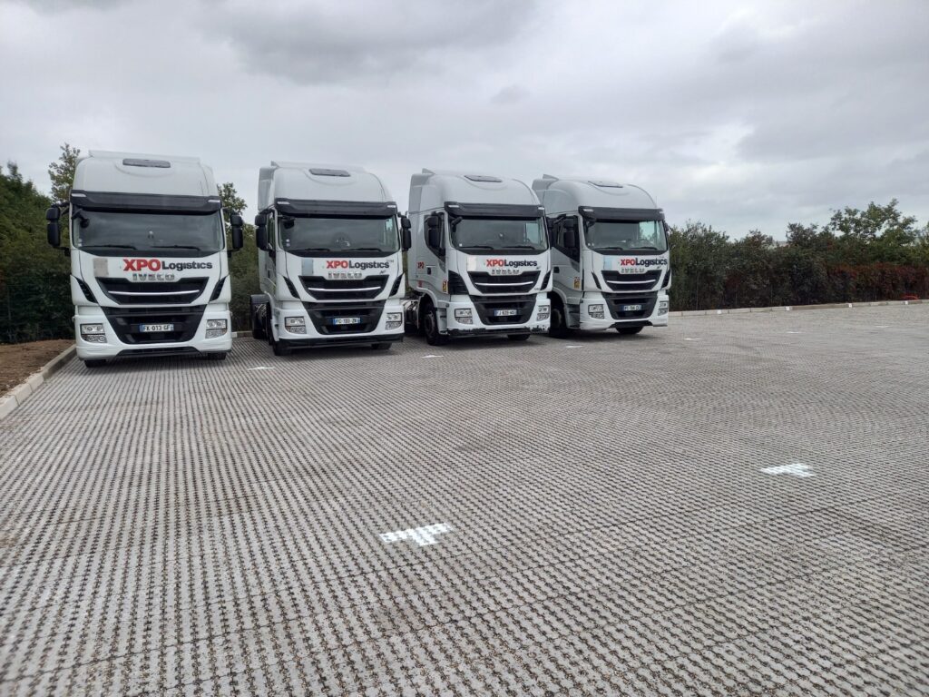 Dalle béton perméable renforcée VILLAROC &éà pour parking poids lourds