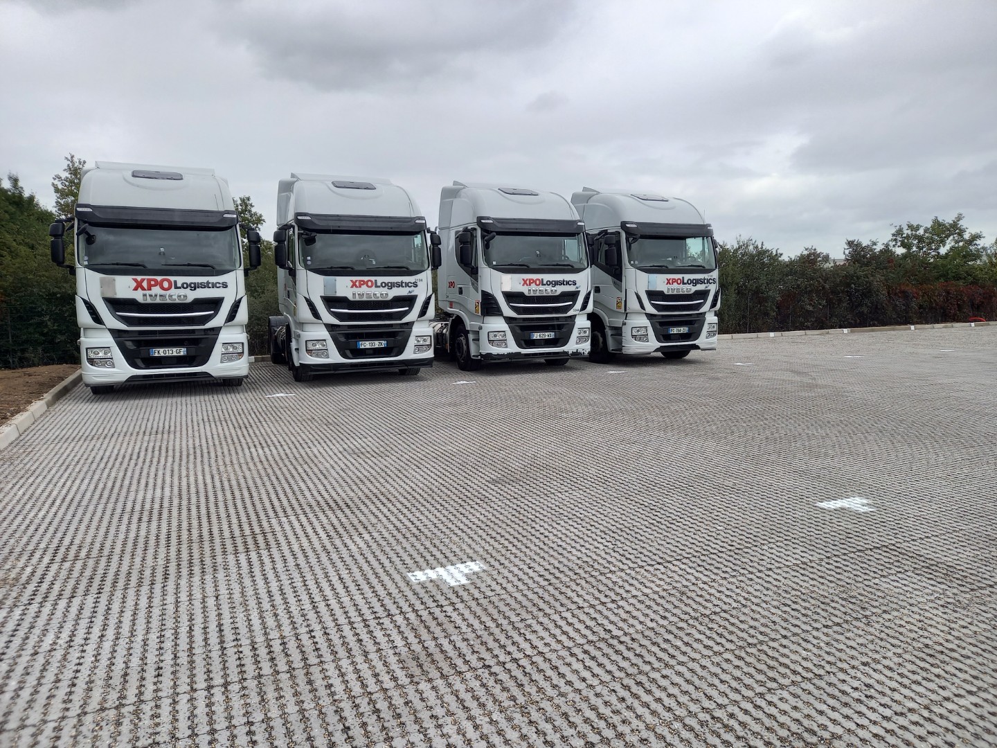 Dalle béton perméable renforcée VILLAROC &éà pour parking poids lourds