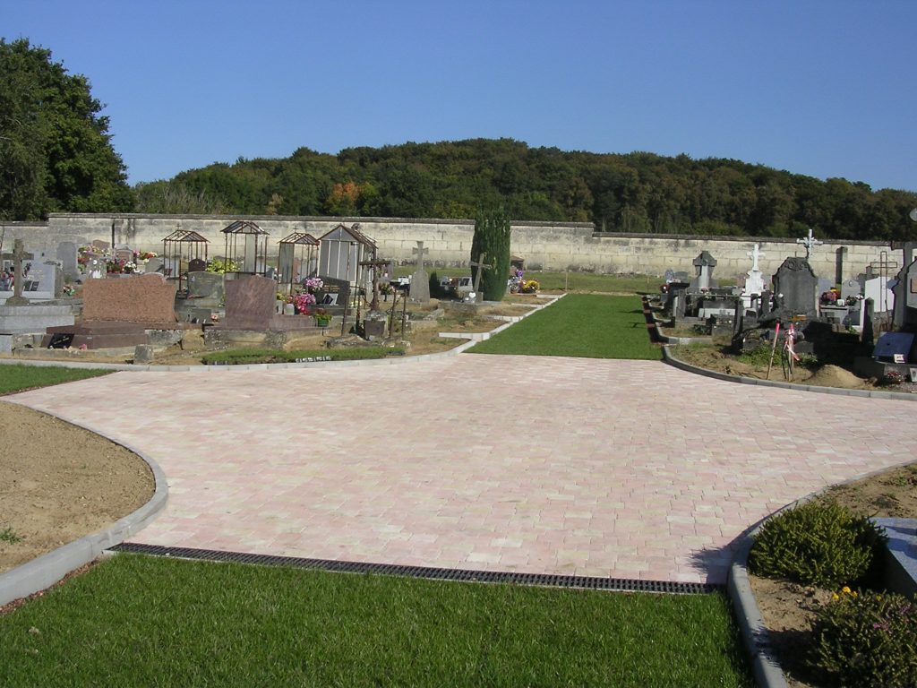 Végétalisation du cimetière de Barisis (02). Allées engazonnées.