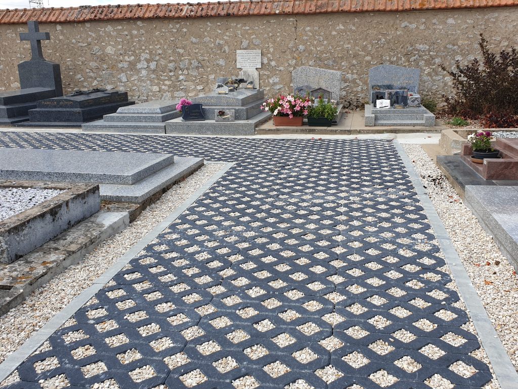 Allée perméable (dalles avec gravier) au cimetière de Poinville (28)