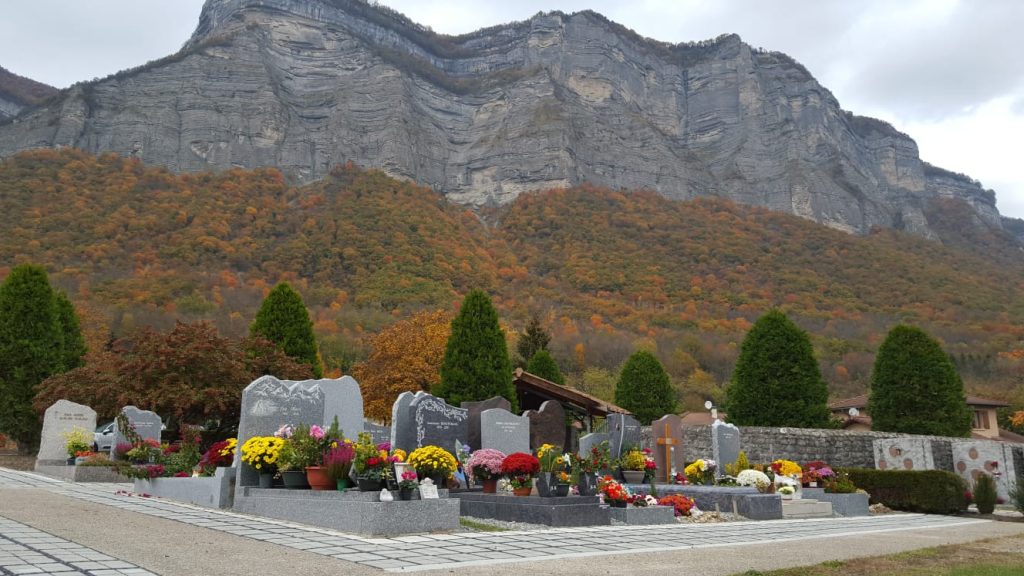 Cimetière zéro-phyto de Crolles (38). Allées perméables