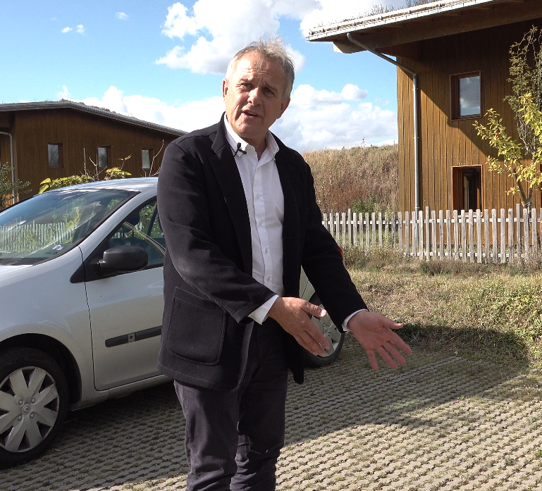 Pierre Georgel, ECOVEGETAL, devant un parking zéro phyto