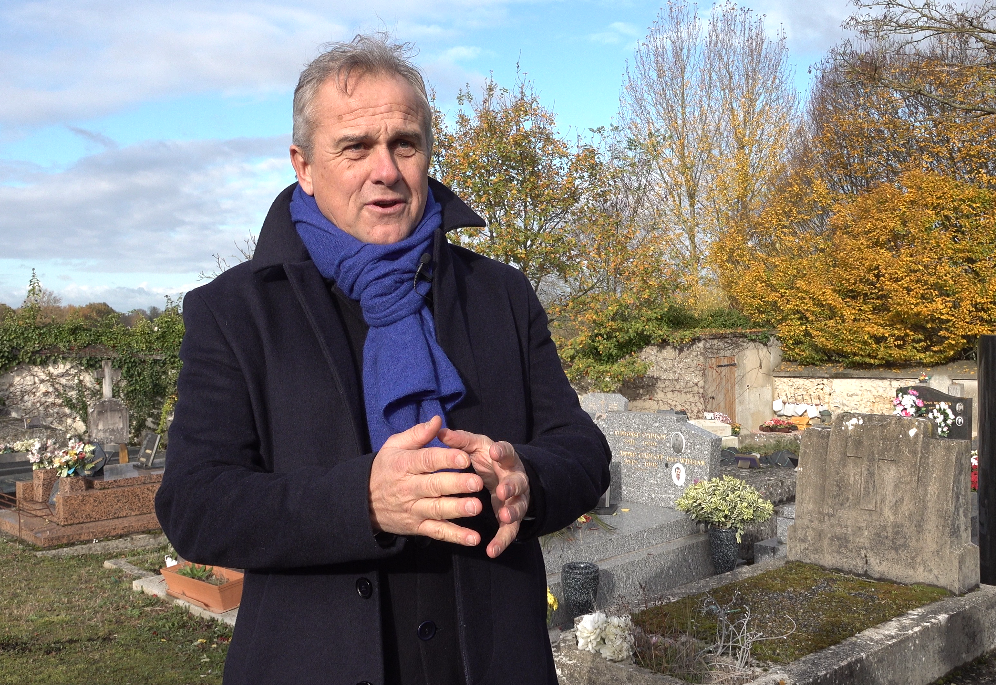 Pierre Georgel, président d'ECOVEGETAL, dans un cimetière, évoquant la végétalisation plutôt que les pesticides